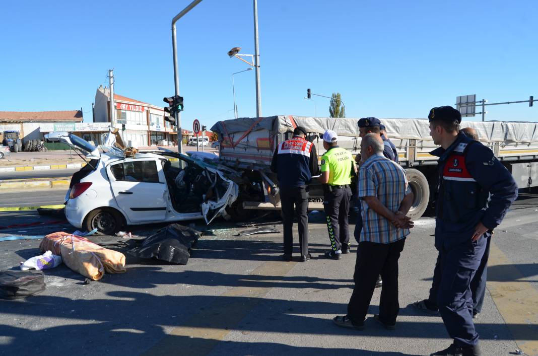 Konya yolunda TIR’a çarpan otomobilde acı son! Anne öldü, oğlu yaralı 6